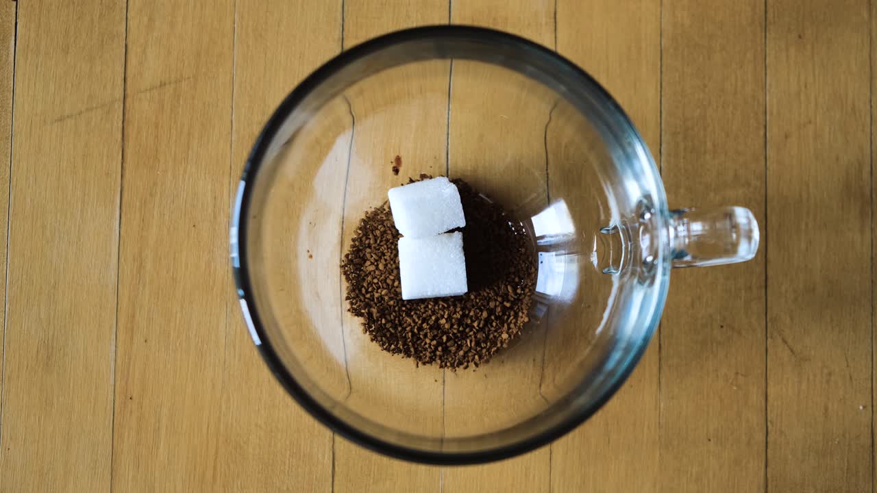 유리 컵 에 커피 를 부어 넣는 것