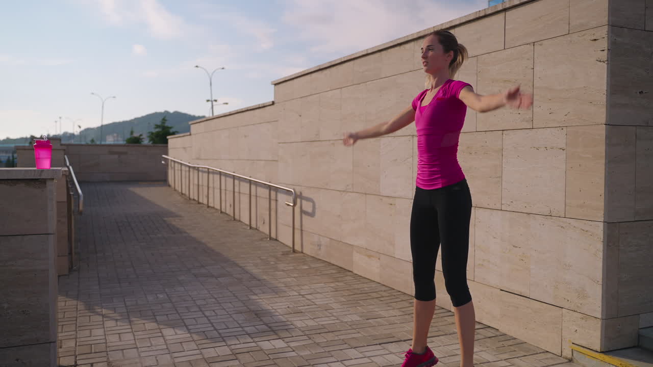 mujer saltando jacks al aire libre