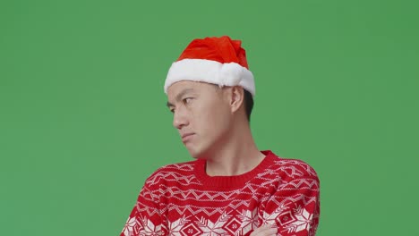 산타 모자와 빨간 스웨터를 입은 남자