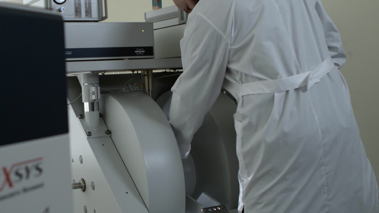 científico que opera equipos de laboratorio avanzados