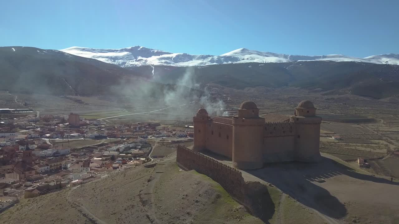 vista aérea del castillo de la calahorra con sierra nevada detrás en granada, españa