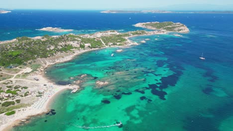 Windsurfer-Segelt-Am-Türkisblauen-Meer-Entlang-Der-Küstenlinie-Der-Insel-La-Maddalena,-Sardinien---Antenne