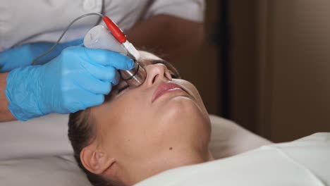 mujer que recibe tratamiento facial