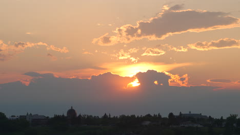 Hermosos-Cielos-Cálidos-Nubes-De-Puesta-De-Sol-En-La-Noche