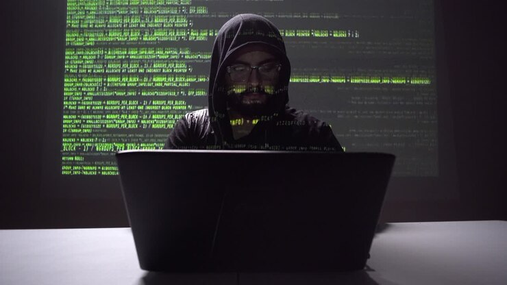 concetto di sicurezza informatica. hacker che ruba informazioni dal suo laptop