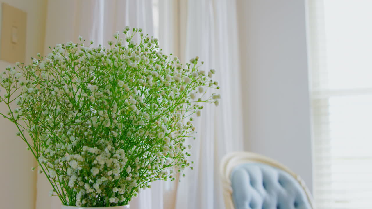 집에서 꽃병에 꽃 4k