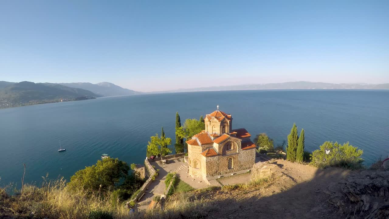 timelapse de la iglesia en la cima de la colina en el lago ohrid en macedonia del norte