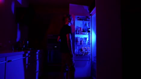 adolescente comiendo bocadillos del refrigerador por la noche