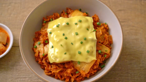 arroz frito con kimchi con carne de cerdo y queso coronado - estilo de comida asiática y de fusión