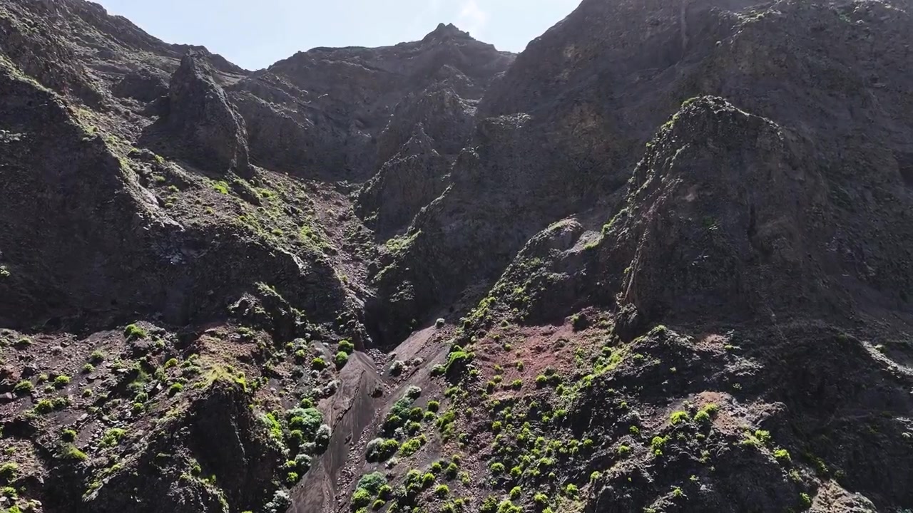 Ripresa con drone di colline e scogliere vulcaniche sull'isola di Fogo, Capo Verde 60fps.
