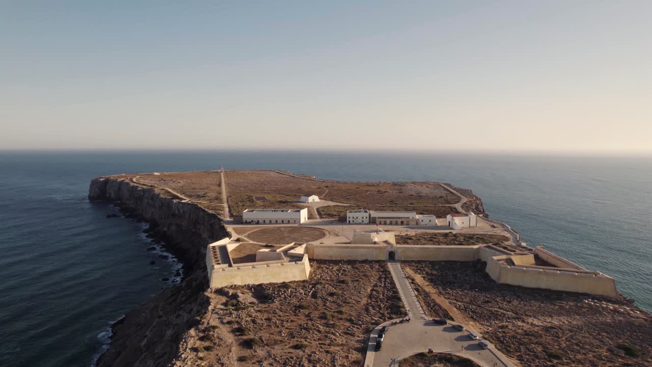 toma de elevación aérea cinematográfica del fuerte defensivo histórico, fortaleza de sagres, algarve portugal