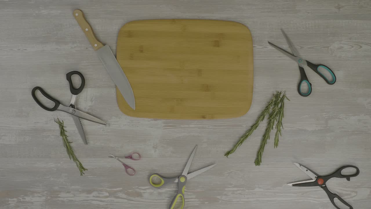 preparando un sándwich con varias herramientas