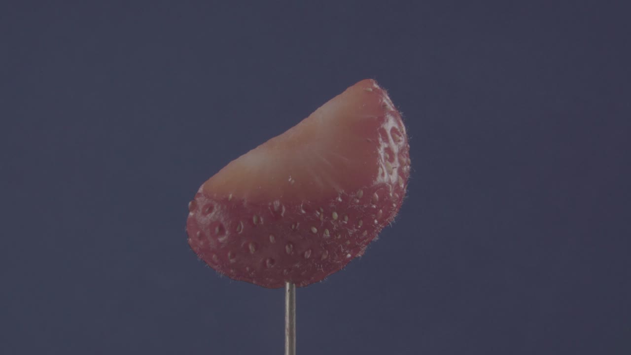 크로마 키를 위해 파란 화면에 루프와 함께 회전하는 딸기