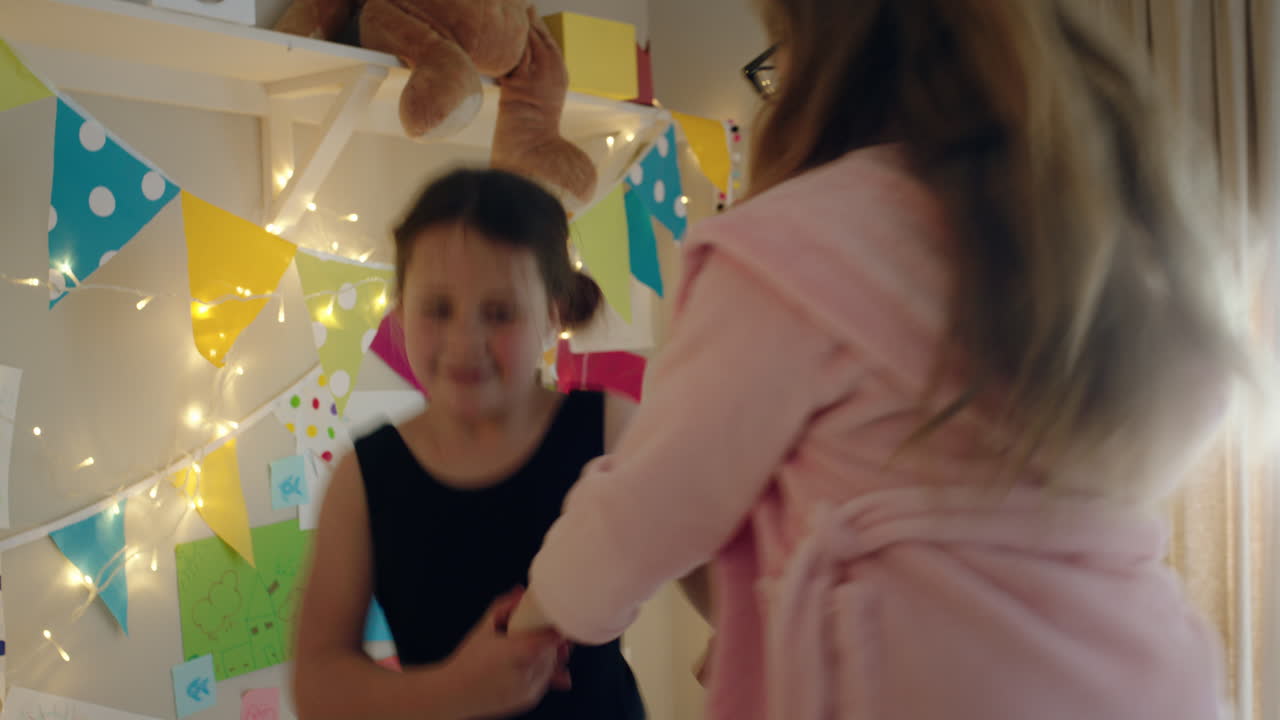 chicas adolescentes divertidas bailando juntas en el dormitorio mejores amigas divirtiéndose celebrando disfrutando de un fin de semana juguetón en casa