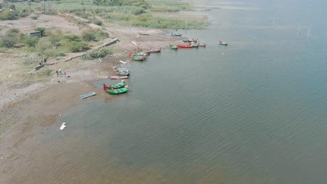 Eine-Luftaufnahme-Einiger-Lokaler-Indianischer-Fischerboote
