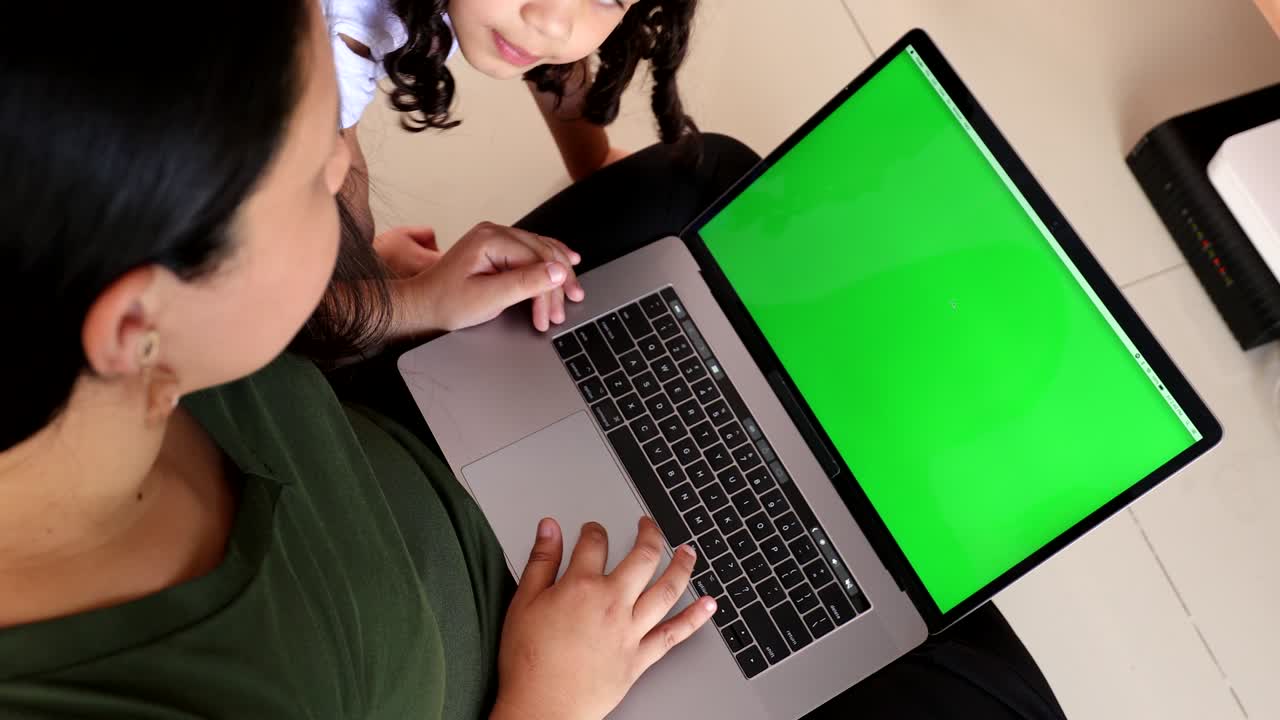 persona que utiliza una computadora portátil, modelo de pantalla verde en blanco