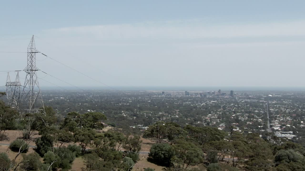 colina con arboleda verde y vasto paisaje urbano al fondo en la ciudad de adelaide, australia