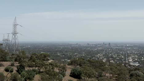 colina con arboleda verde y vasto paisaje urbano al fondo en la ciudad de adelaide, australia
