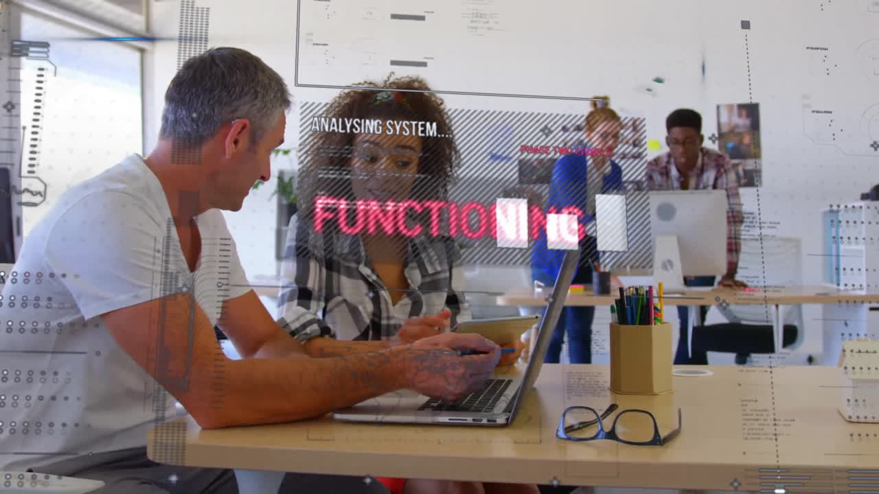 animación del procesamiento de datos sobre diversos colegas que discuten el trabajo en la oficina