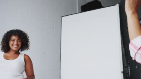 modelando para una fotógrafa en una sesión de retratos de estudio