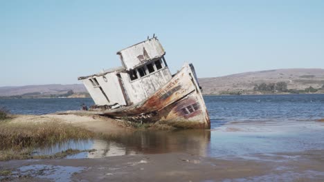 Neigungsaufnahme-Eines-Gestrandeten-Schiffswracks-In-Der-Nähe-Des-Meeres-In-Kalifornien