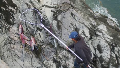 Pesca-Tradicional-De-Salmón-De-Las-Primeras-Naciones-Indígenas-A-Lo-Largo-De-Un-Río-En-Bc