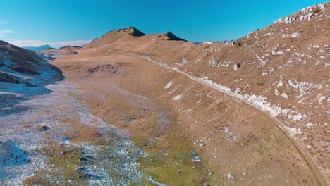 Un-Dron-Disparó-Sobre-Una-Vieja-Cabaña,-Revelando-Lentamente-El-Paisaje-A-Su-Alrededor