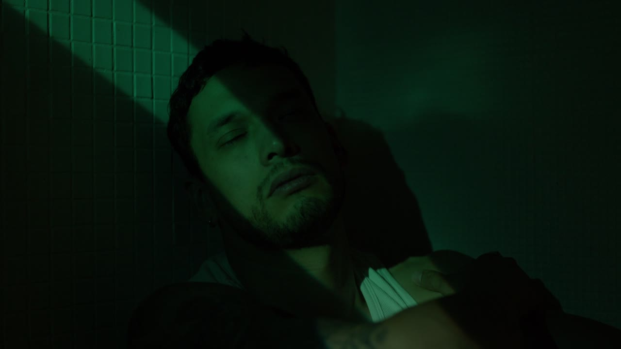Homem em luz verde e sombra