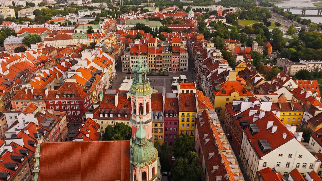 Warm morning light reveals Warsaw’s freedom and architectural rebirth