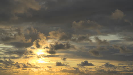 puesta de sol en una noche de verano tormentosa y ventosa con difusión de aerosol del mar en la lente durante un breve período