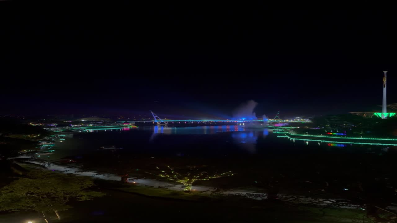 Splendida vista notturna della città di Kuching con spettacolo di luci LED sul lungofiume e vista sul ponte Darul Hana