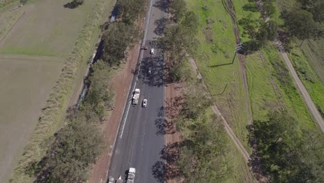 Vehículos-Que-Circulan-Por-La-Carretera-Con-El-Carril-Izquierdo-Cerrado-Debido-A-Obras-Viales