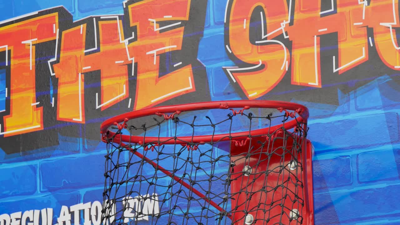 Canestro da basket mancante al parco a tema