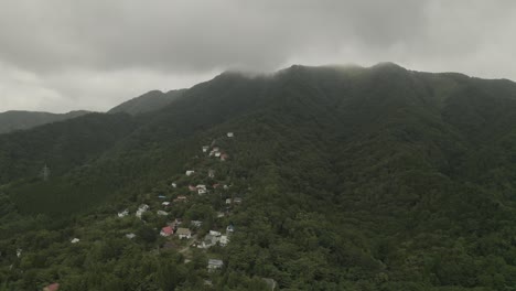 Antena-De-Drones-Sobre-El-Lago-Yamanaka-Y-El-Monte-Fuji,-Japón,-Asia