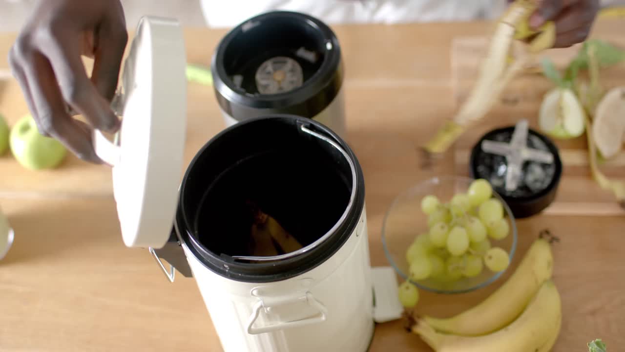 아프리카계 미국인 남자가 집에서 주방에서 쓰레기를 청소하는 중간 섹션, 느린 동작