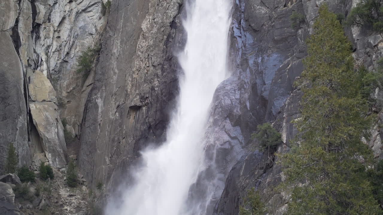 toma panorámica en cámara lenta de las cataratas inferiores de yosemite a principios de primavera