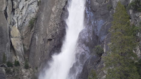 zeitlupenschwenkaufnahme der unteren yosemite-wasserfälle im zeitigen frühjahr