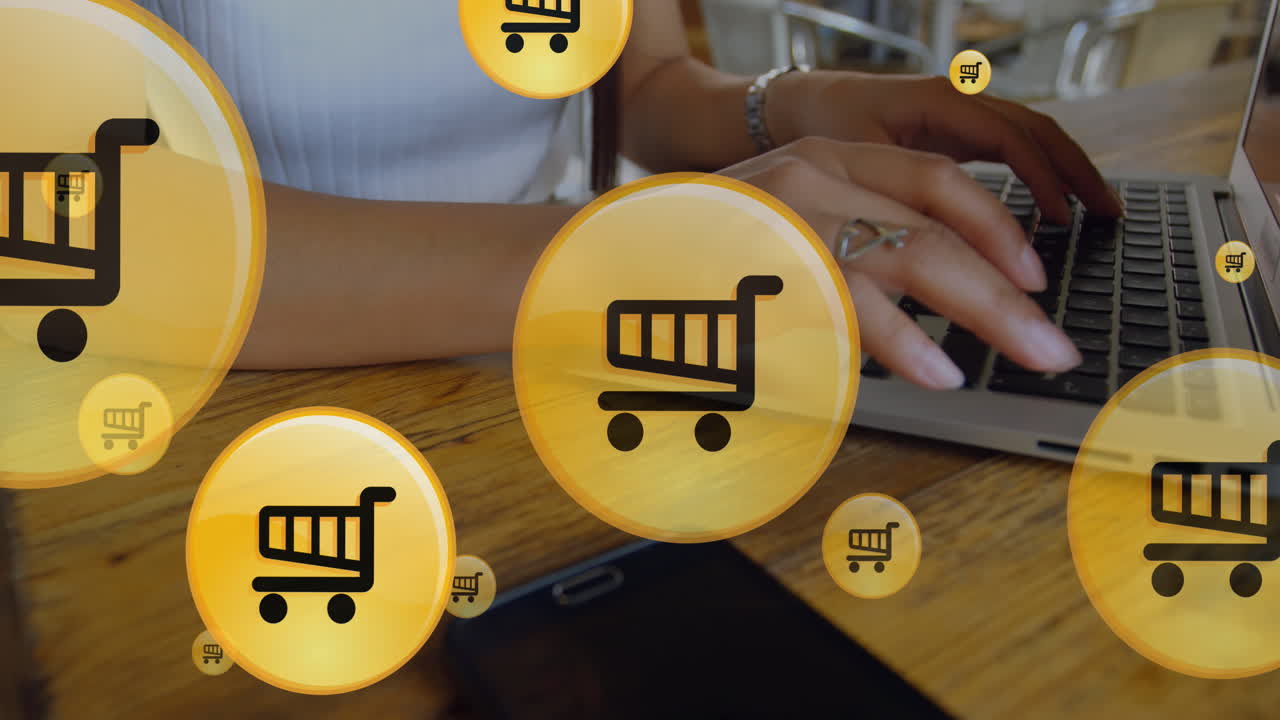 animación del icono del carrito de compras en círculos, sección media de una mujer caucásica trabajando en una computadora portátil