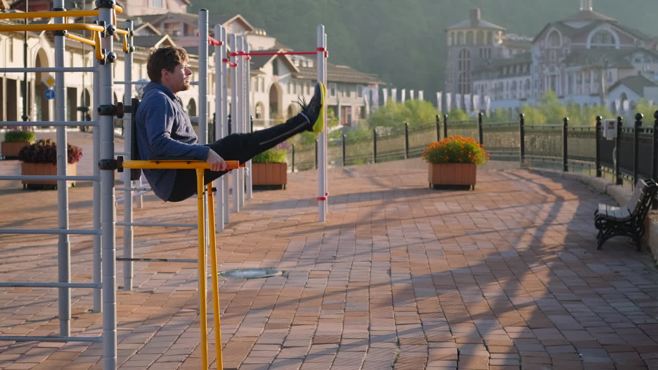 야외 운동 장비 를 사용 하여 운동 하는 사람