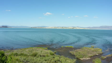 Drone-Volando-Alrededor-Del-Lago-Mono-En-Un-Día-Soleado