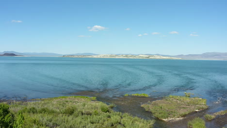 dron volando alrededor del lago mono en un día soleado