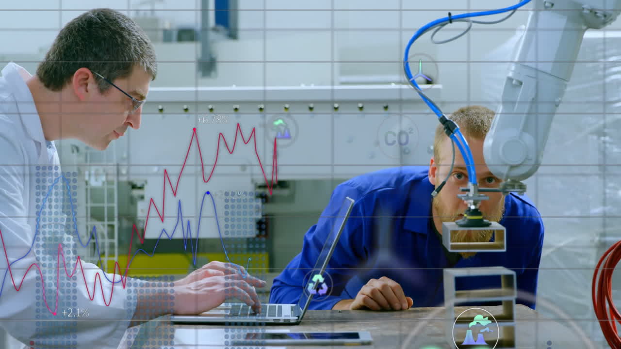 анимация обработки данных над двумя кавказскими мужчинами-техниками с ноутбуком, проверяющим оборудование