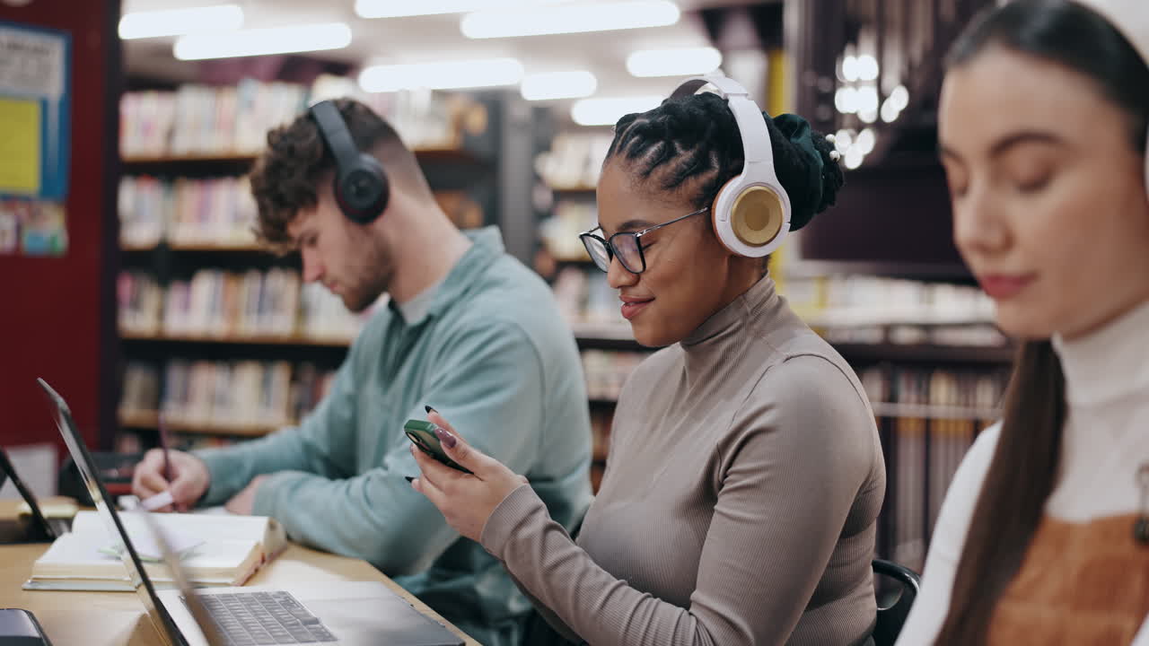 estudiantes que estudian en una biblioteca