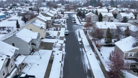 bajo vuelo aéreo a través de un barrio suburbano cubierto de nieve