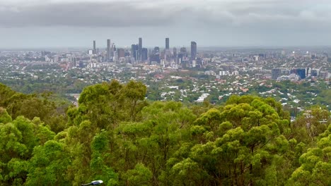 Weitwinkelaufnahme-Der-Landschaft-über-Die-Stadt-Brisbane-Vom-Mount-Coot-Tha-Summit-Lookout-In-Queensland,-Australien