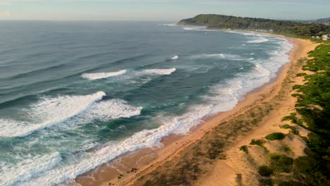 Drohnenansicht-Schwenk-über-Shelly-Beach-Küstenlinie-Meereswellen-Brandung-Central-Coast-NSW-Australien-3840x2160-4k