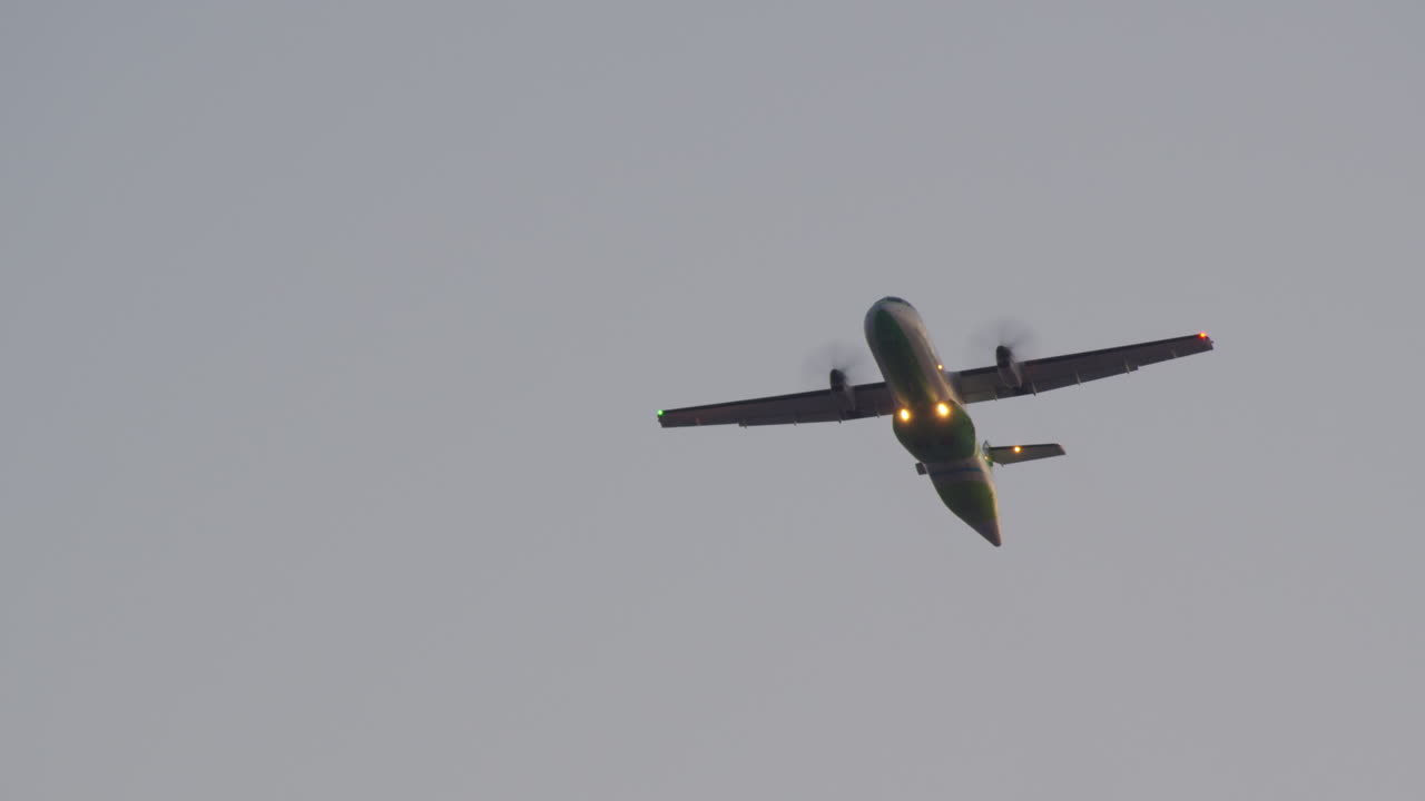 비행기가 고도를 얻고 있습니다.