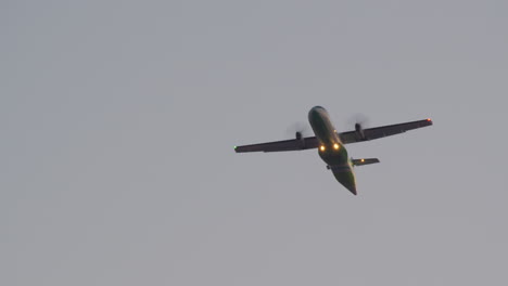 el avión está ganando altitud.