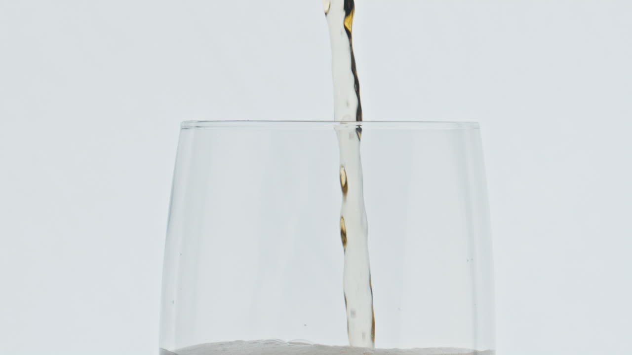 제트 는 거품 맥주 용기 느린 동작. 보리 알코올 음료 유리 용기 매크로