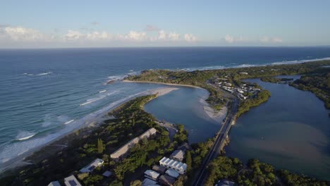 vista aérea del río y el océano en hastings point al atardecer, nueva gales del sur, australia - disparo de drones